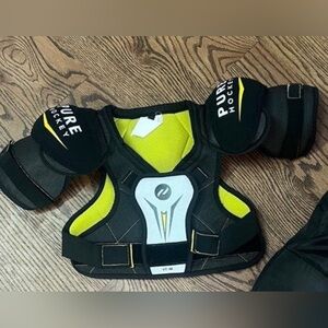 Youth medium hockey shoulder pads